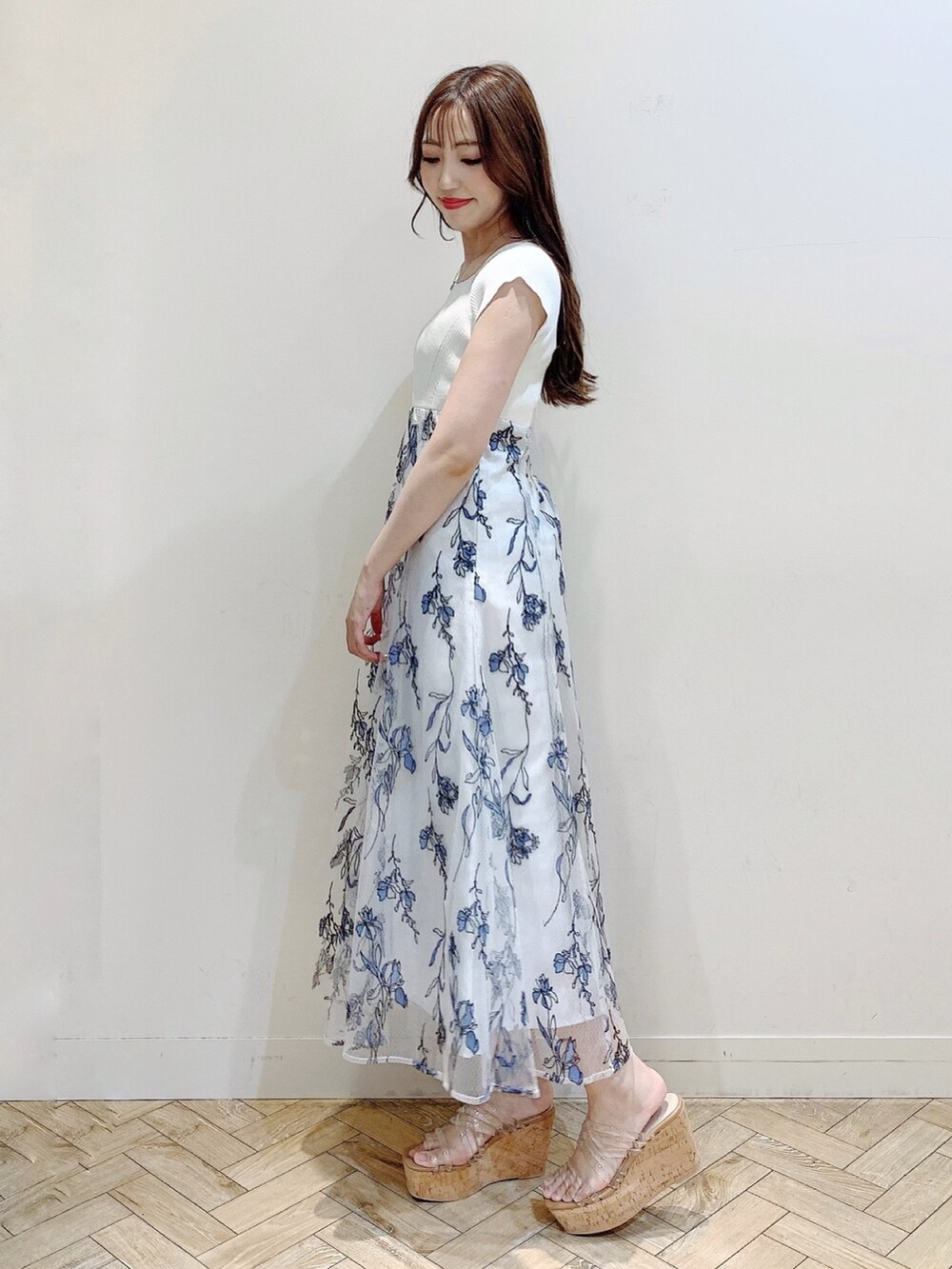 ホワイト系のワンピースを着用したレディースの夏コーディネートの2枚目の写真