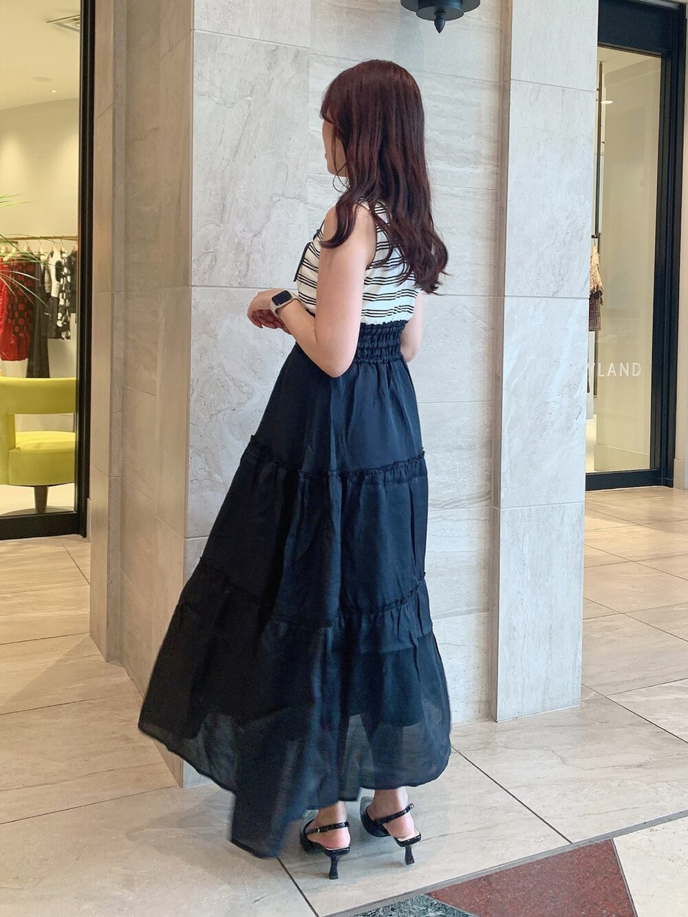 ブラック系のパンプス、ブラック系のワンピースを着用したレディースの夏コーディネートの5枚目の写真