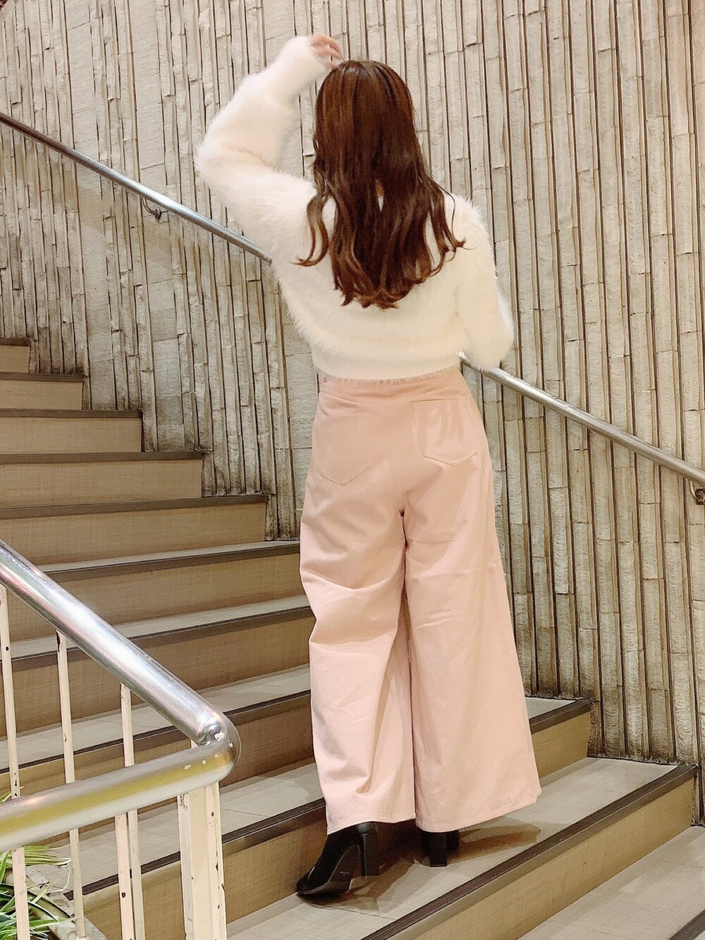 ブラック系のブーツ、ピンク系のデニムパンツ、ホワイト系のカーディガン/ボレロを着用したレディースの秋コーディネートの5枚目の写真