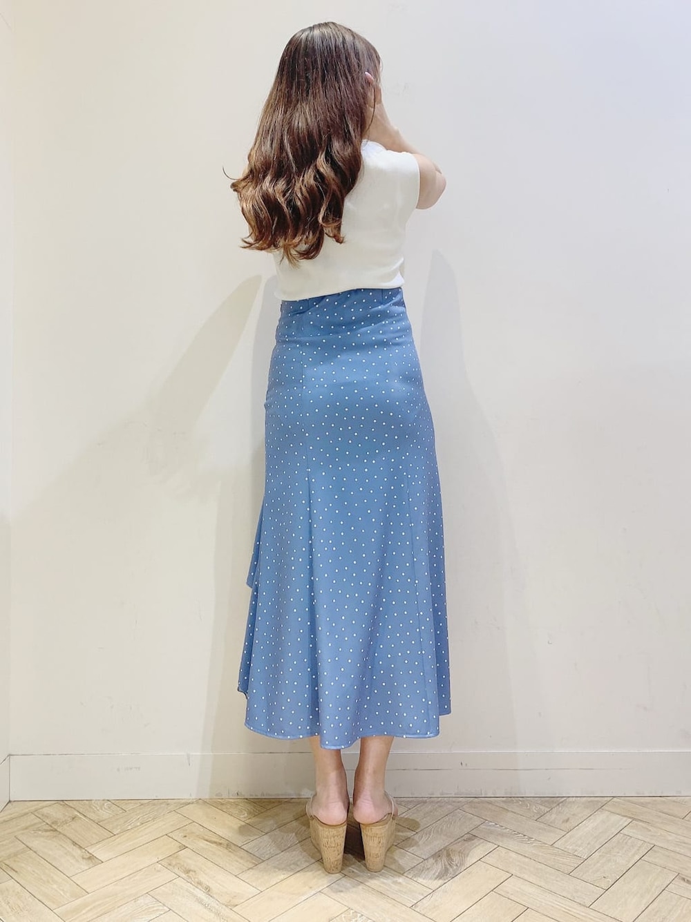 ブルー系のスカート、その他のサンダル、ホワイト系のニット/セーターを着用したレディースの春コーディネートの4枚目の写真