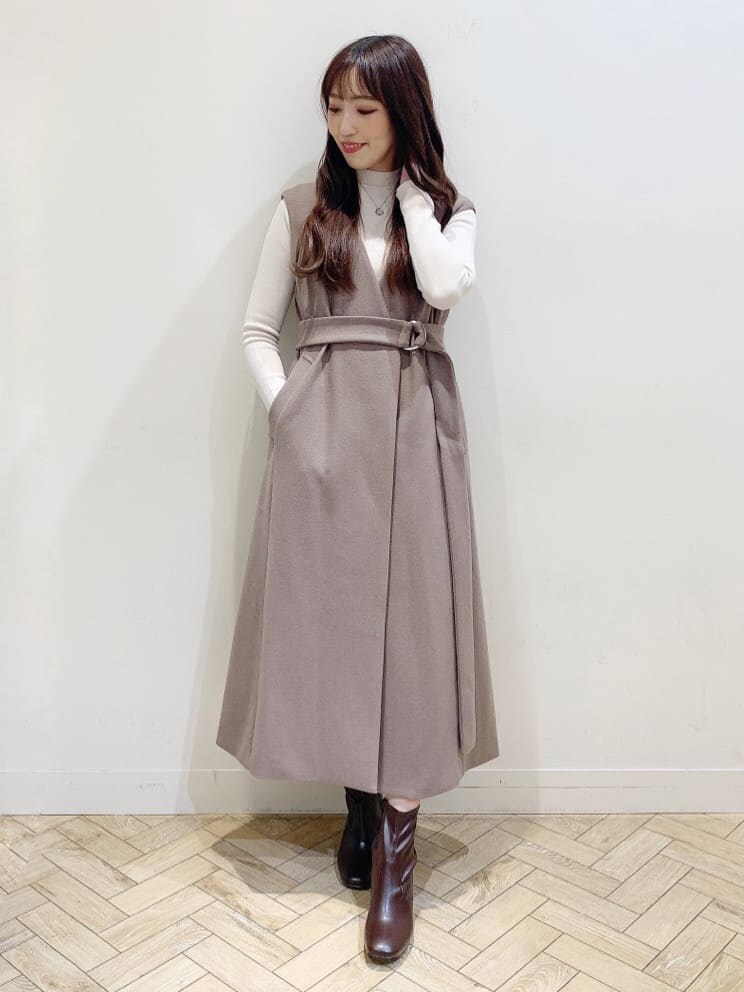 ブラウン系のブーツ、ブラウン系のその他アウター、ブラウン系のその他アウターを着用したレディースの秋コーディネートの5枚目の写真