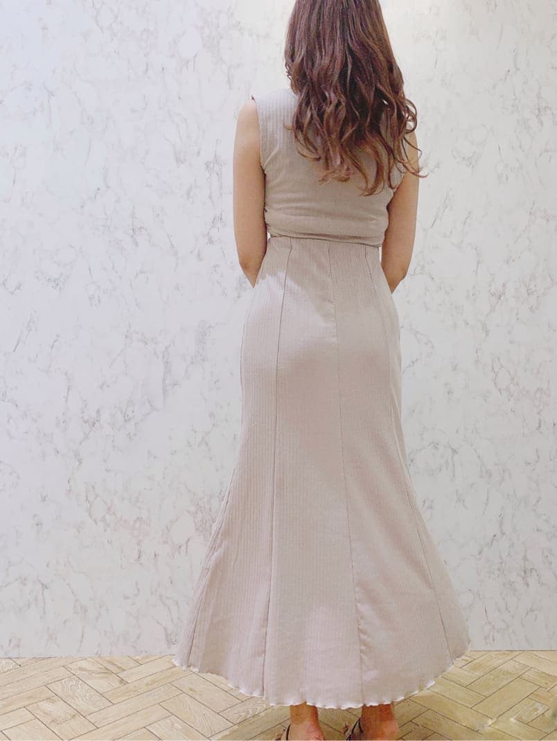 ホワイト系のシャツ/ブラウス、ブラウン系のサンダルを着用したレディースの夏コーディネートの4枚目の写真