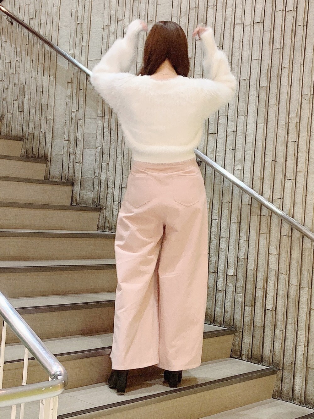 ブラック系のブーツ、ピンク系のデニムパンツ、ホワイト系のカーディガン/ボレロを着用したレディースの秋コーディネートの6枚目の写真