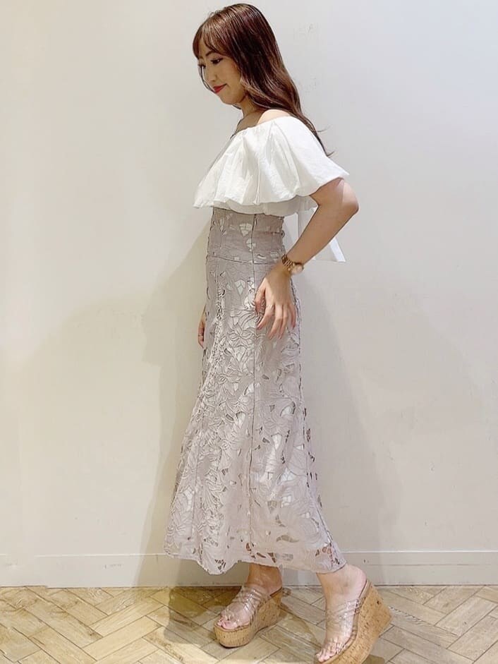 その他のサンダル、ベージュ系のスカート、ホワイト系のシャツ/ブラウスを着用したレディースの夏コーディネートの6枚目の写真