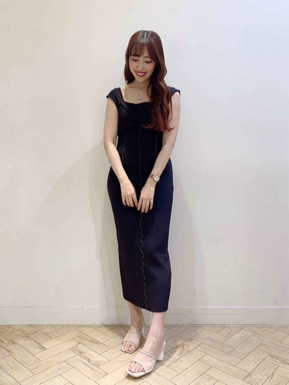 ベージュ系のサンダル、ブラック系のワンピース、ホワイト系のシャツ/ブラウスを着用したレディースの春コーディネートの4枚目の写真