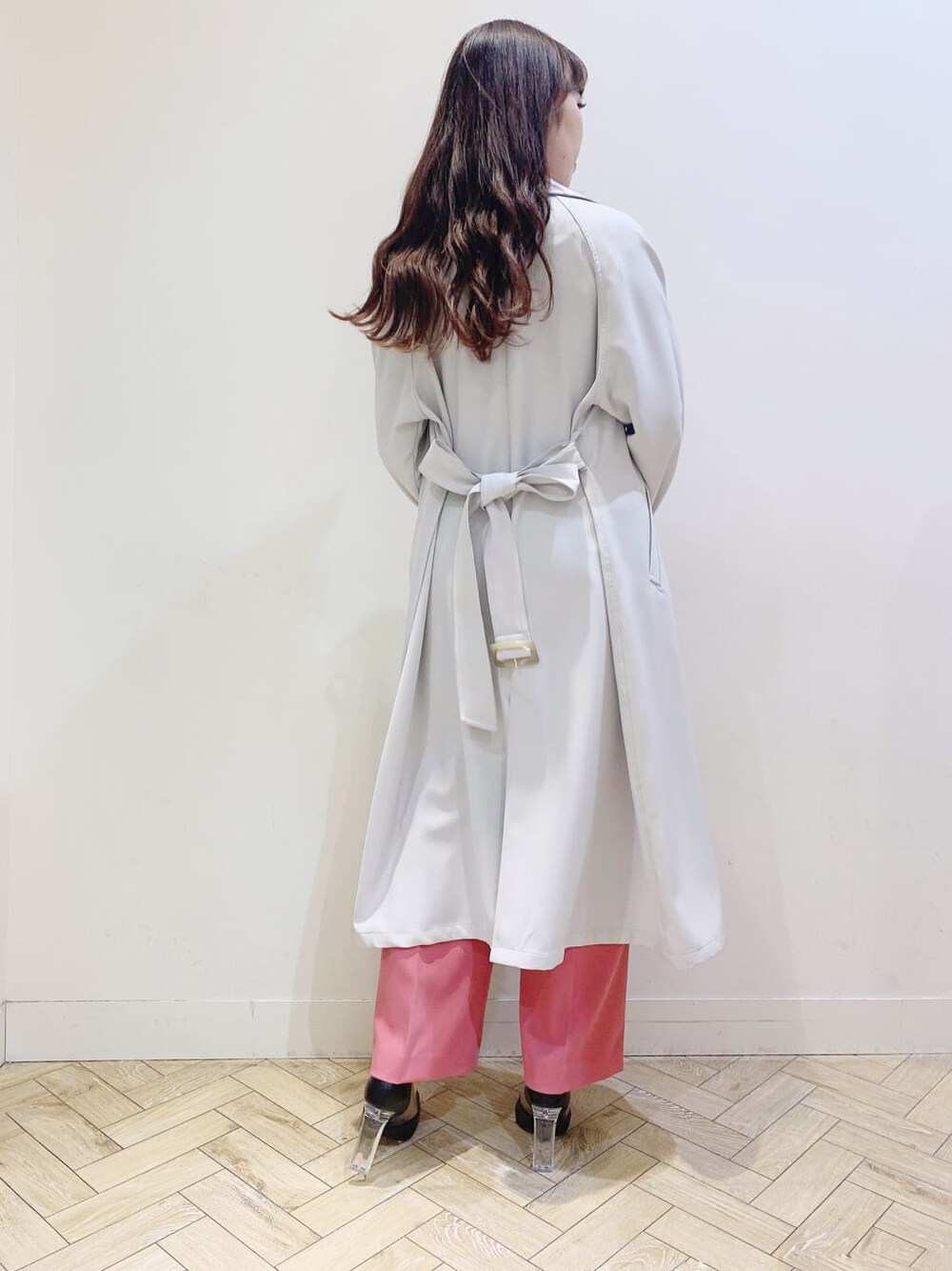 グレー系のトレンチコート、ピンク系のその他パンツ、ホワイト系のカーディガン/ボレロを着用したレディースの春コーディネートの7枚目の写真