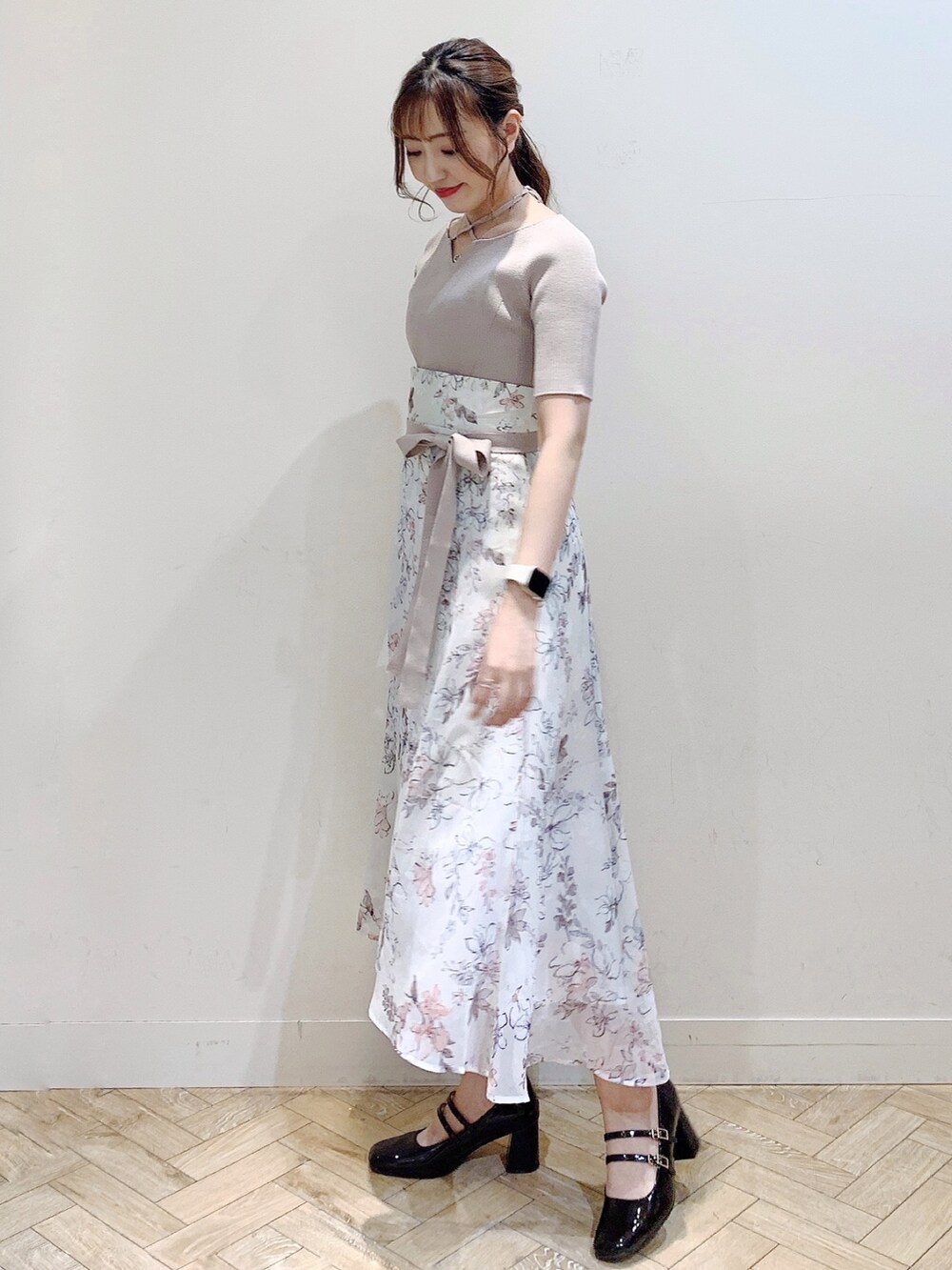 ベージュ系のワンピース、ブラウン系のパンプスを着用したレディースの夏コーディネートの4枚目の写真