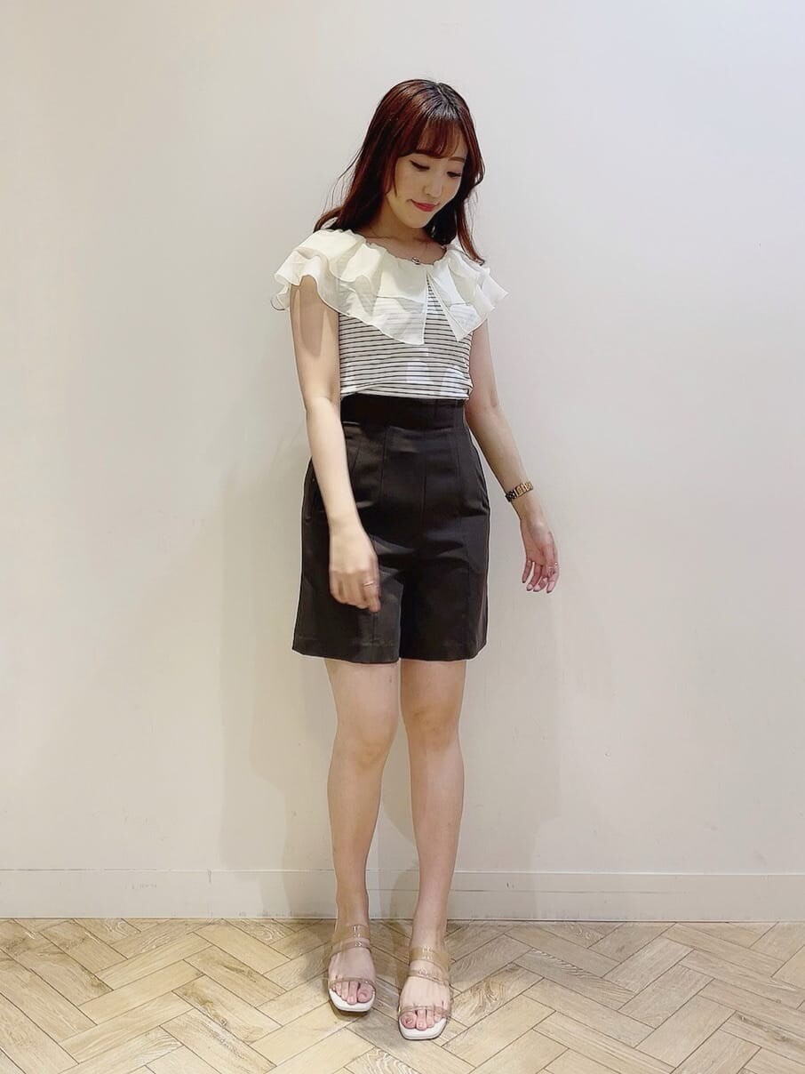 イエロー系のショルダーバッグ、ベージュ系のサンダル、ブラウン系のその他パンツを着用したレディースの夏コーディネートの3枚目の写真