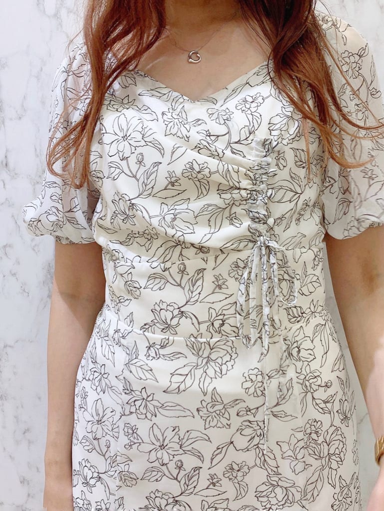 ホワイト系のワンピース、ブラウン系のその他シューズを着用したレディースの夏コーディネートの6枚目の写真