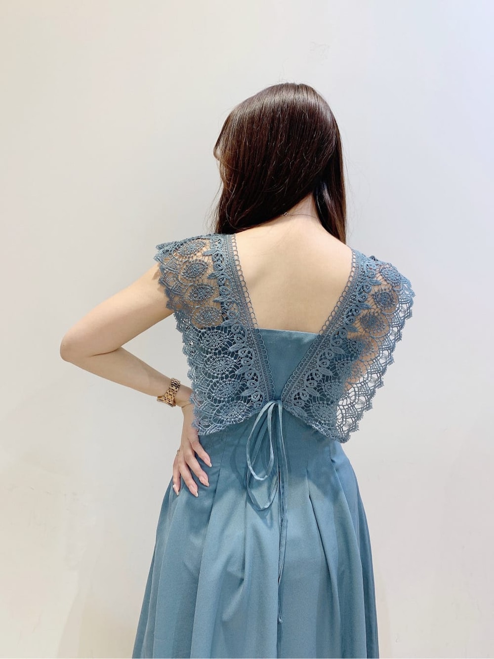 ブルー系のワンピース、その他のサンダルを着用したレディースの春コーディネートの7枚目の写真