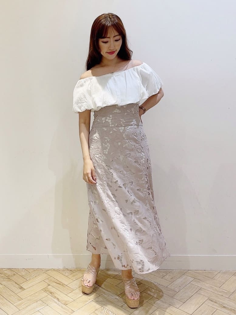 その他のサンダル、ベージュ系のスカート、ホワイト系のシャツ/ブラウスを着用したレディースの夏コーディネートの5枚目の写真