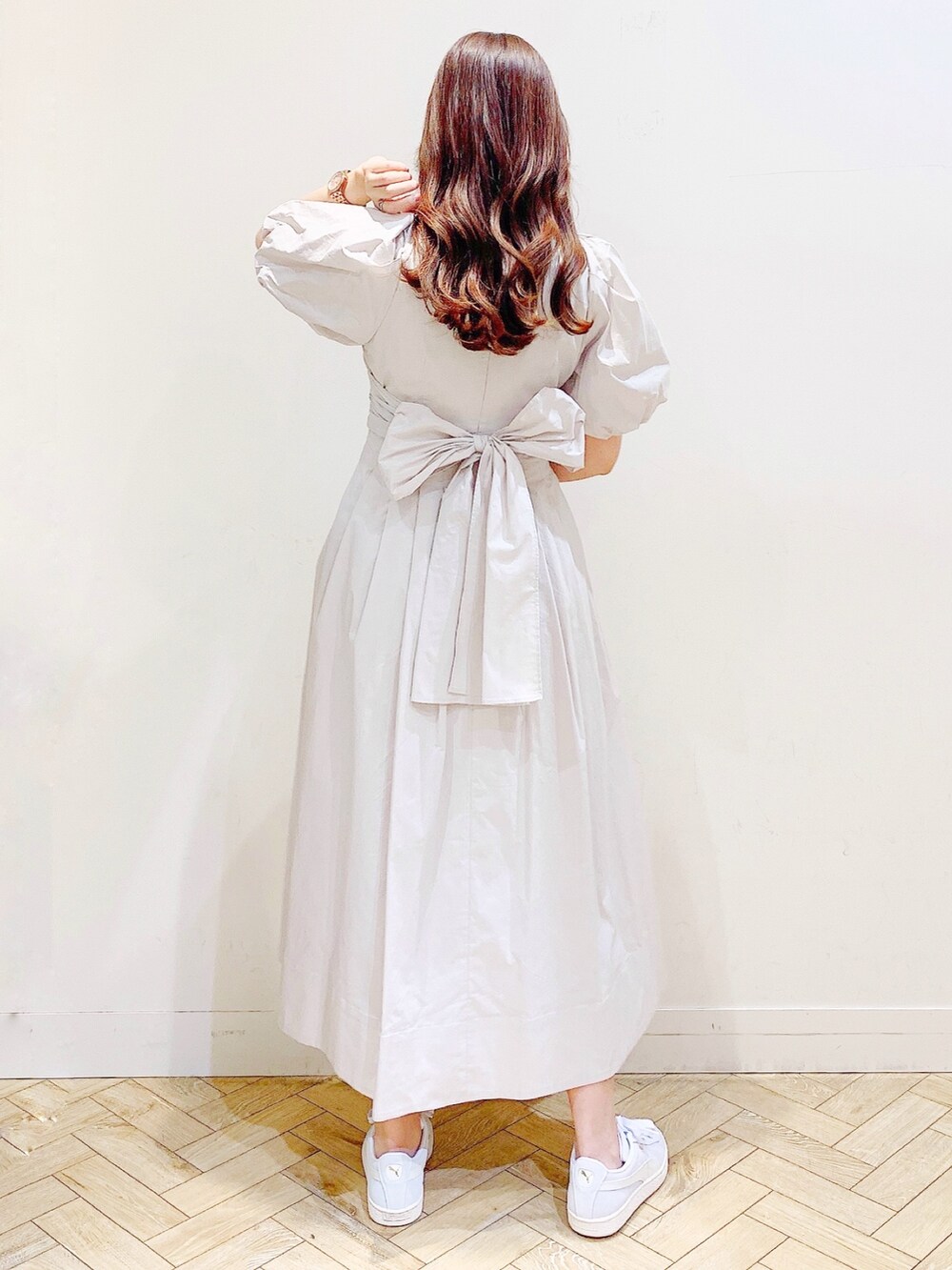 ホワイト系のワンピース、グレー系のスニーカーを着用したレディースの春コーディネートの5枚目の写真