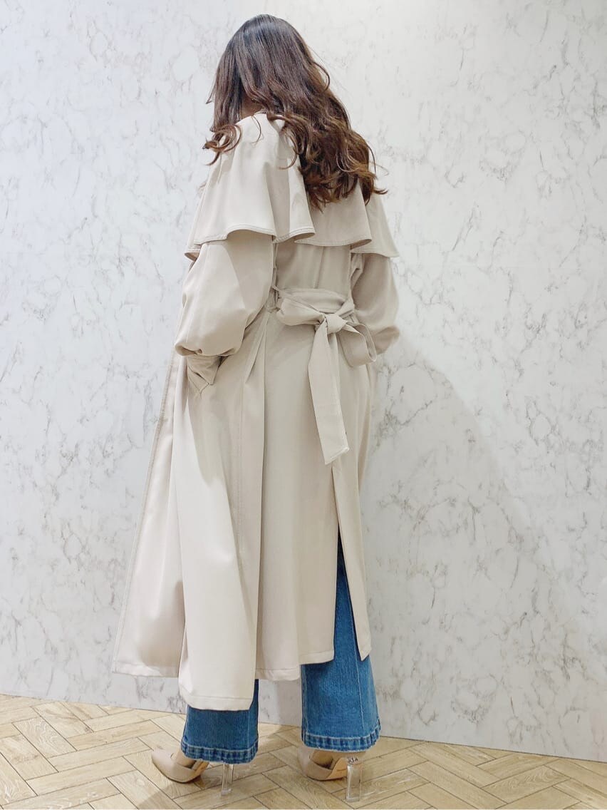 グレー系のトレンチコート、ブルー系のトレンチコート、ベージュ系のトレンチコートを着用したレディースの春コーディネートの3枚目の写真