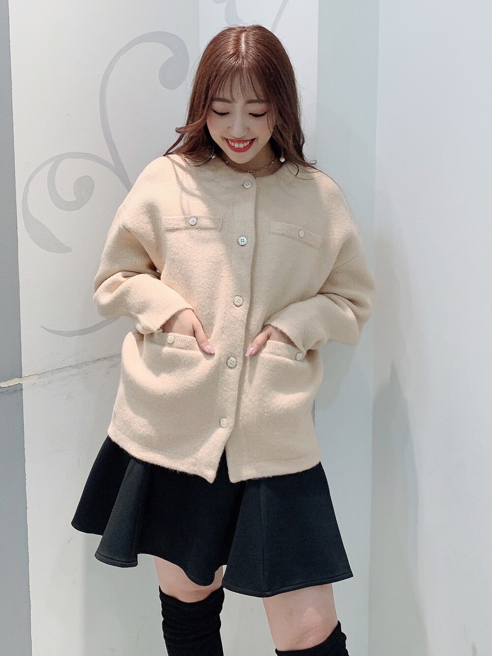 ベージュ系のカーディガン/ボレロ、ブラック系のスカートを着用したレディースの秋コーディネートの4枚目の写真