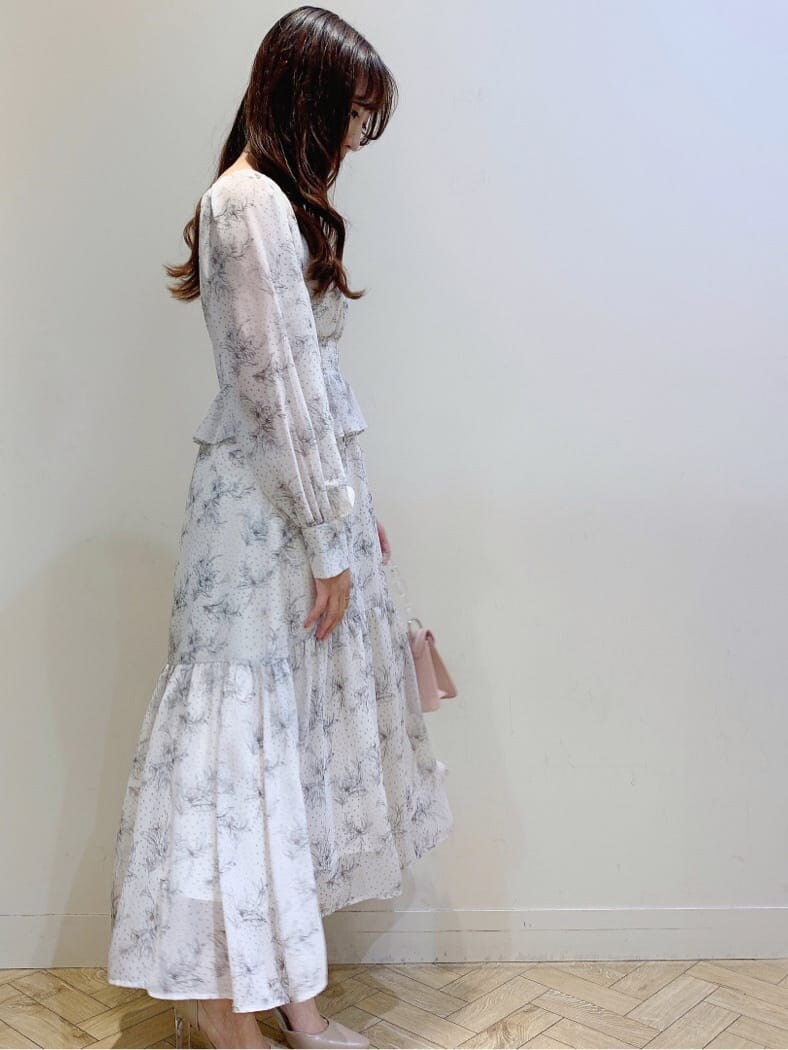 ベージュ系のパンプス、ベージュ系のワンピース、ブラック系のライダースジャケットを着用したレディースの冬コーディネートの3枚目の写真