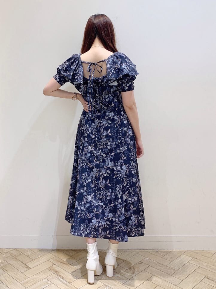 ホワイト系のブーツ、ブルー系のワンピースを着用したレディースの夏コーディネートの6枚目の写真