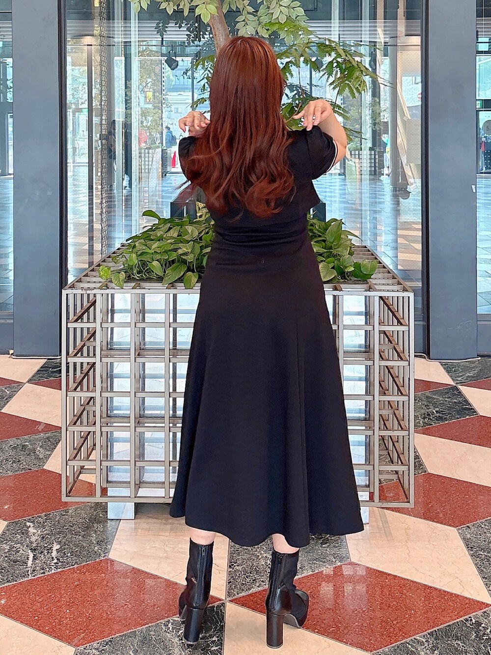 ブラック系のワンピースを着用したレディースの春コーディネートの6枚目の写真