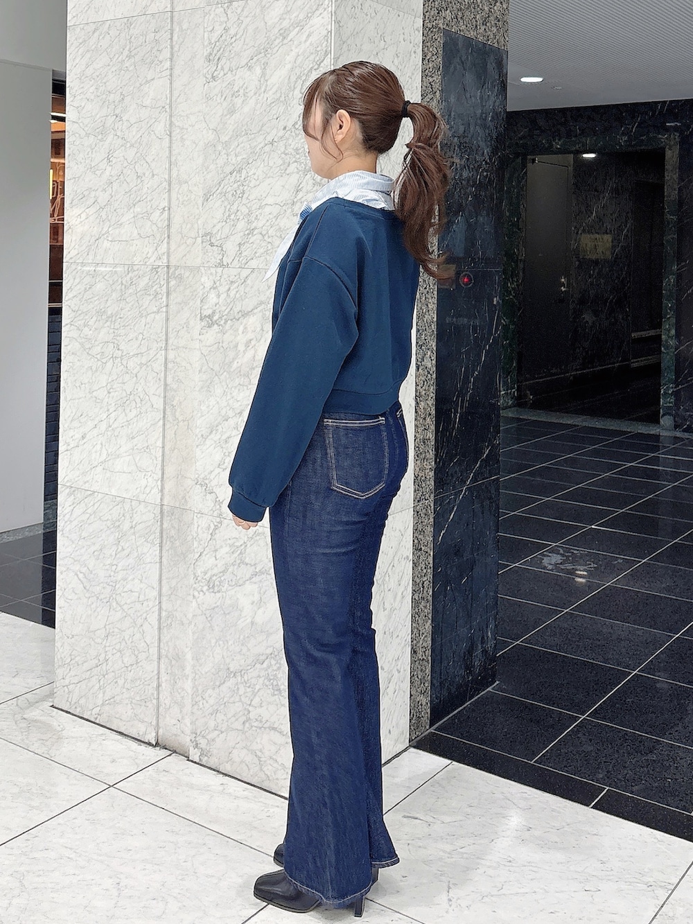 ブルー系のデニムパンツ、ブルー系のスウェットを着用したレディースの冬コーディネートの3枚目の写真