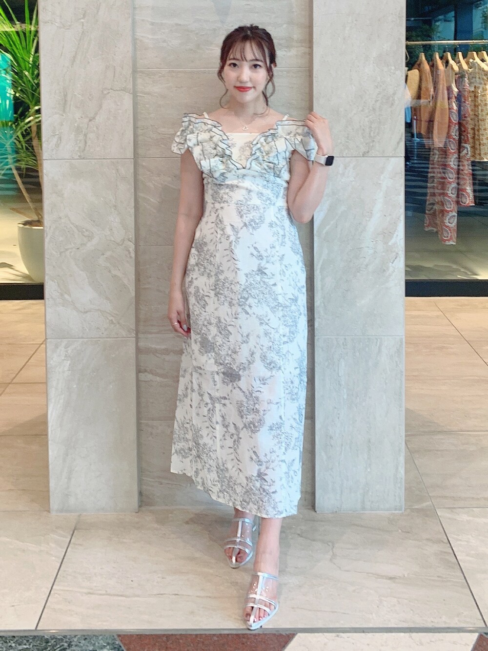 ホワイト系のワンピース、シルバー系のパンプスを着用したレディースの夏コーディネートの2枚目の写真