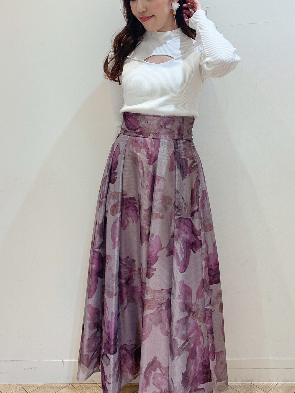 ブラウン系のスカート、ホワイト系のニット/セーター、ホワイト系のハンドバッグを着用したレディースの冬コーディネートの8枚目の写真