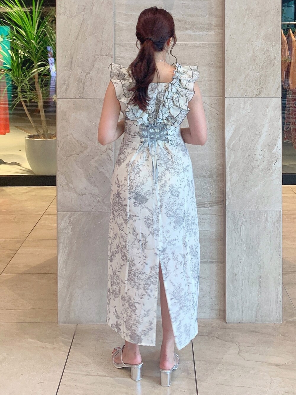 ホワイト系のワンピース、シルバー系のパンプスを着用したレディースの夏コーディネートの7枚目の写真