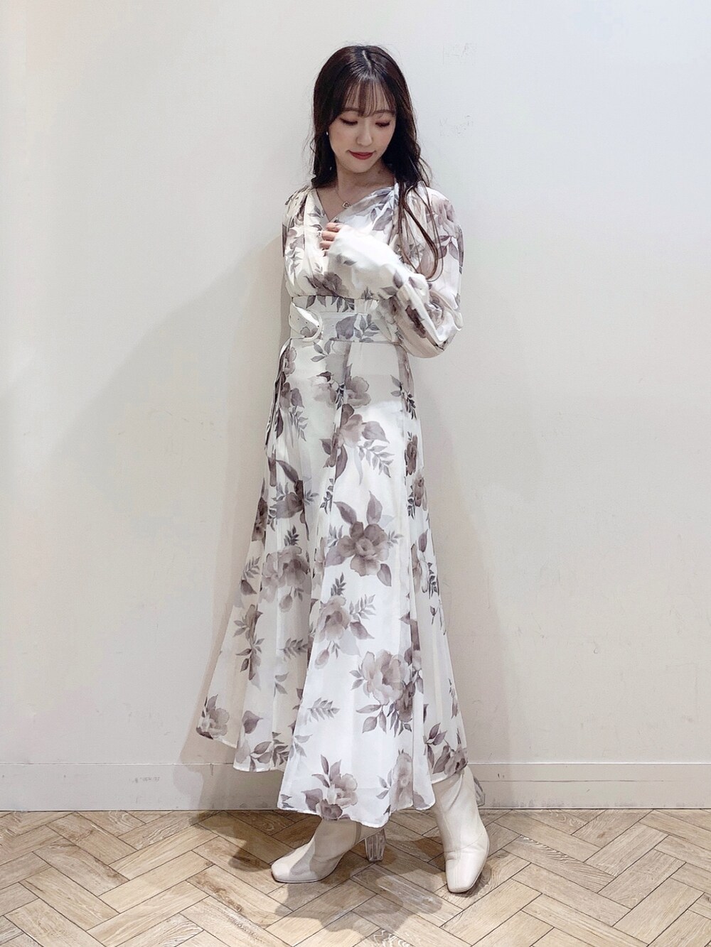 ホワイト系のブーツ、ホワイト系のワンピースを着用したレディースの冬コーディネートの3枚目の写真