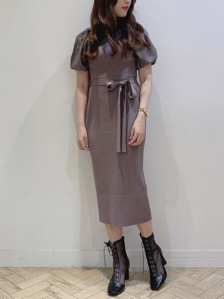 ブラック系のライダースジャケット、ブラック系のその他シューズ、ブラウン系のワンピースを着用したレディースの春コーディネートの2枚目の写真