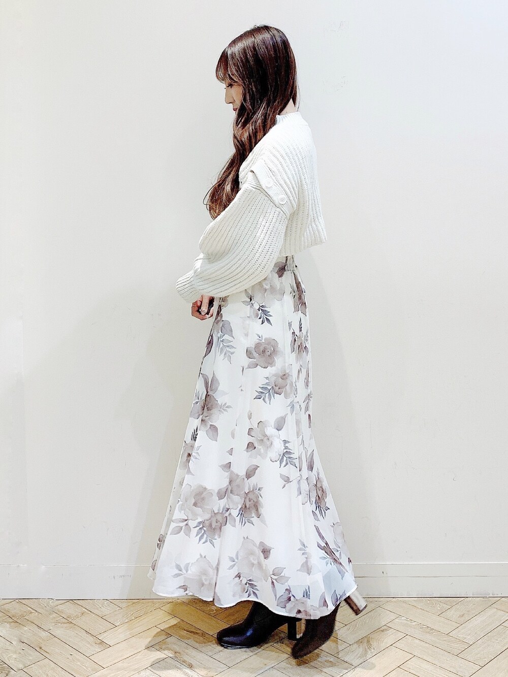 ホワイト系のワンピース、ホワイト系のワンピース、ブラウン系のブーツを着用したレディースの冬コーディネートの4枚目の写真