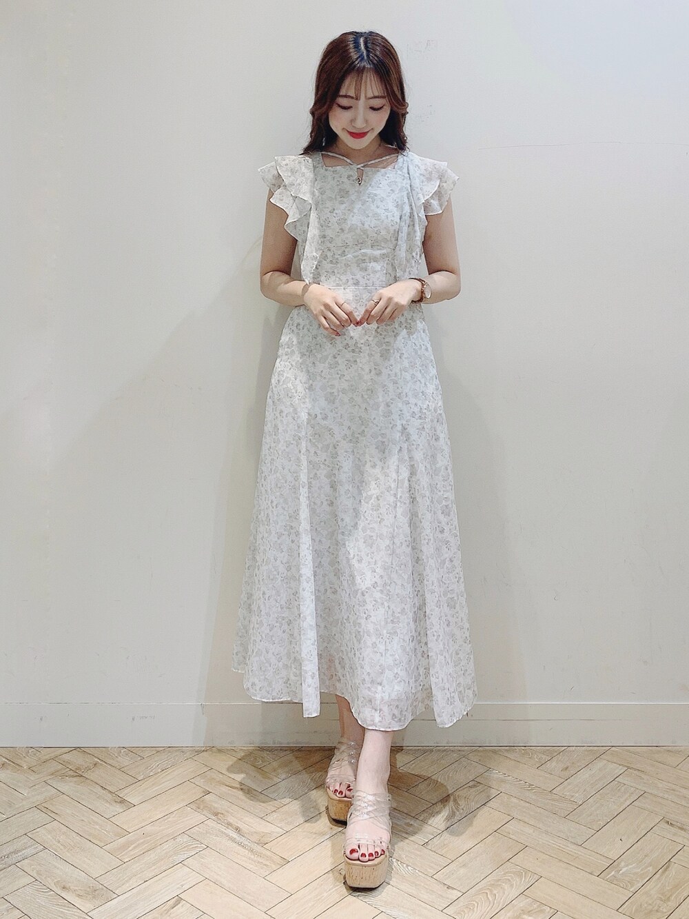 ホワイト系のワンピースを着用したレディースの夏コーディネートの3枚目の写真