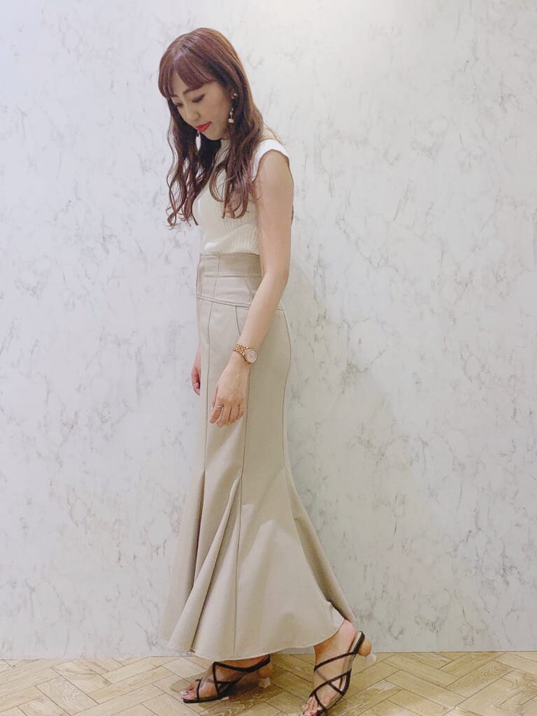 ブラウン系のサンダル、ホワイト系のニット/セーターを着用したレディースの夏コーディネートの3枚目の写真