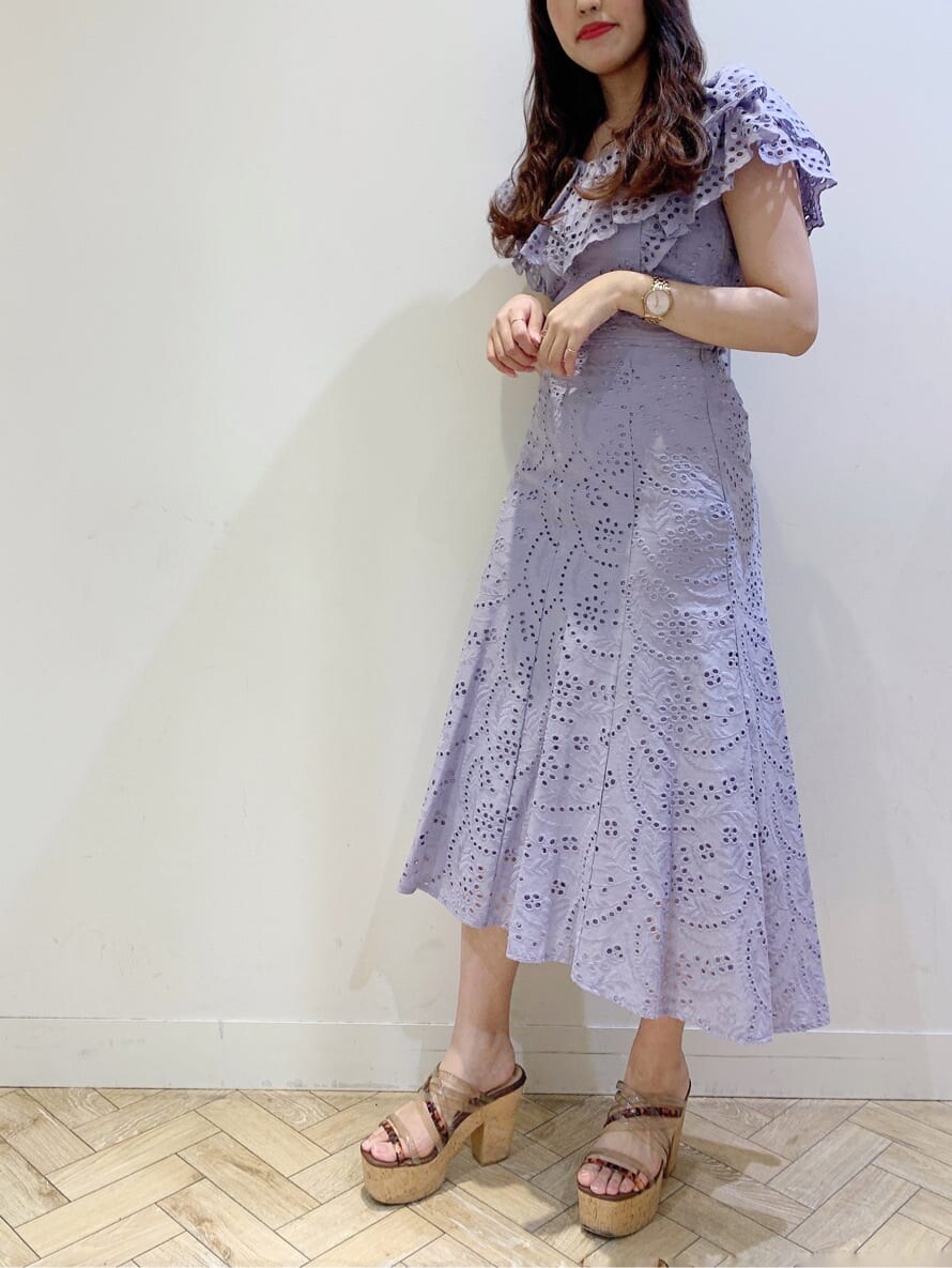 パープル系のシャツ/ブラウス、パープル系のスカート、パープル系のネックレスを着用したレディースの春コーディネートの3枚目の写真