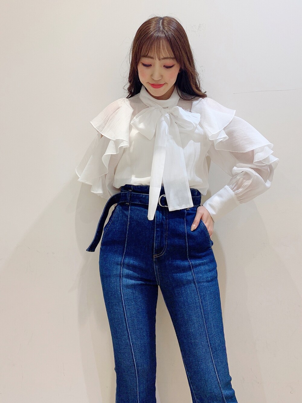 ホワイト系のシャツ/ブラウス、ブルー系のデニムパンツ、ホワイト系のハンドバッグを着用したレディースの冬コーディネートの7枚目の写真