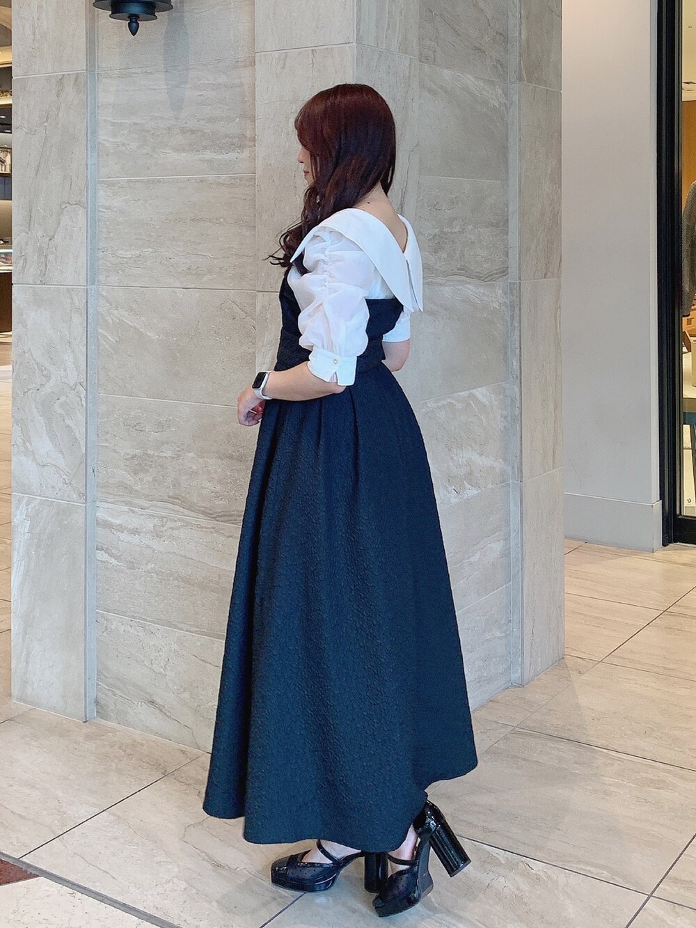 ブラック系のパンプス、ブラック系のワンピースを着用したレディースの秋コーディネートの3枚目の写真