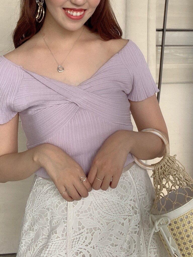 「春コーデ、マーキュリーデュオ、MERCURYDUO、デートコーデ、キレイめ、フェミニン、大人フェミニン、夏コーデ、デート、女子会、スカート、スカートコーデ、ピンク」|「MERCURYDUOのサイドレースアップマクラメ編みバッグ(ハンドバッグ、ホワイト系)」を使った、airiさん(レディース・159cm)の春コーディネートの5枚目の写真