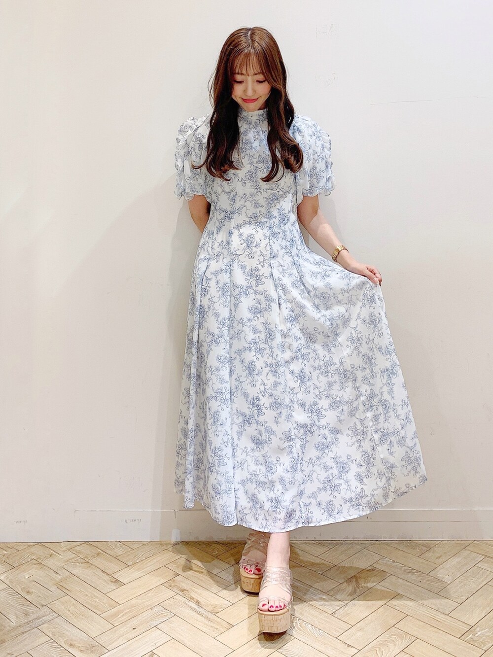 ブルー系のワンピース、その他のサンダルを着用したレディースの春コーディネートの2枚目の写真