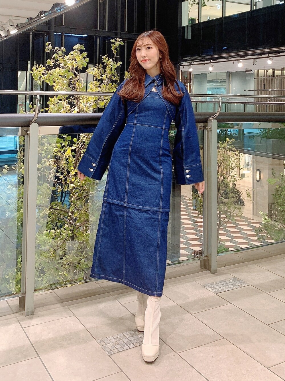 ホワイト系のブーツ、ブルー系のワンピースを着用したレディースの冬コーディネートの2枚目の写真