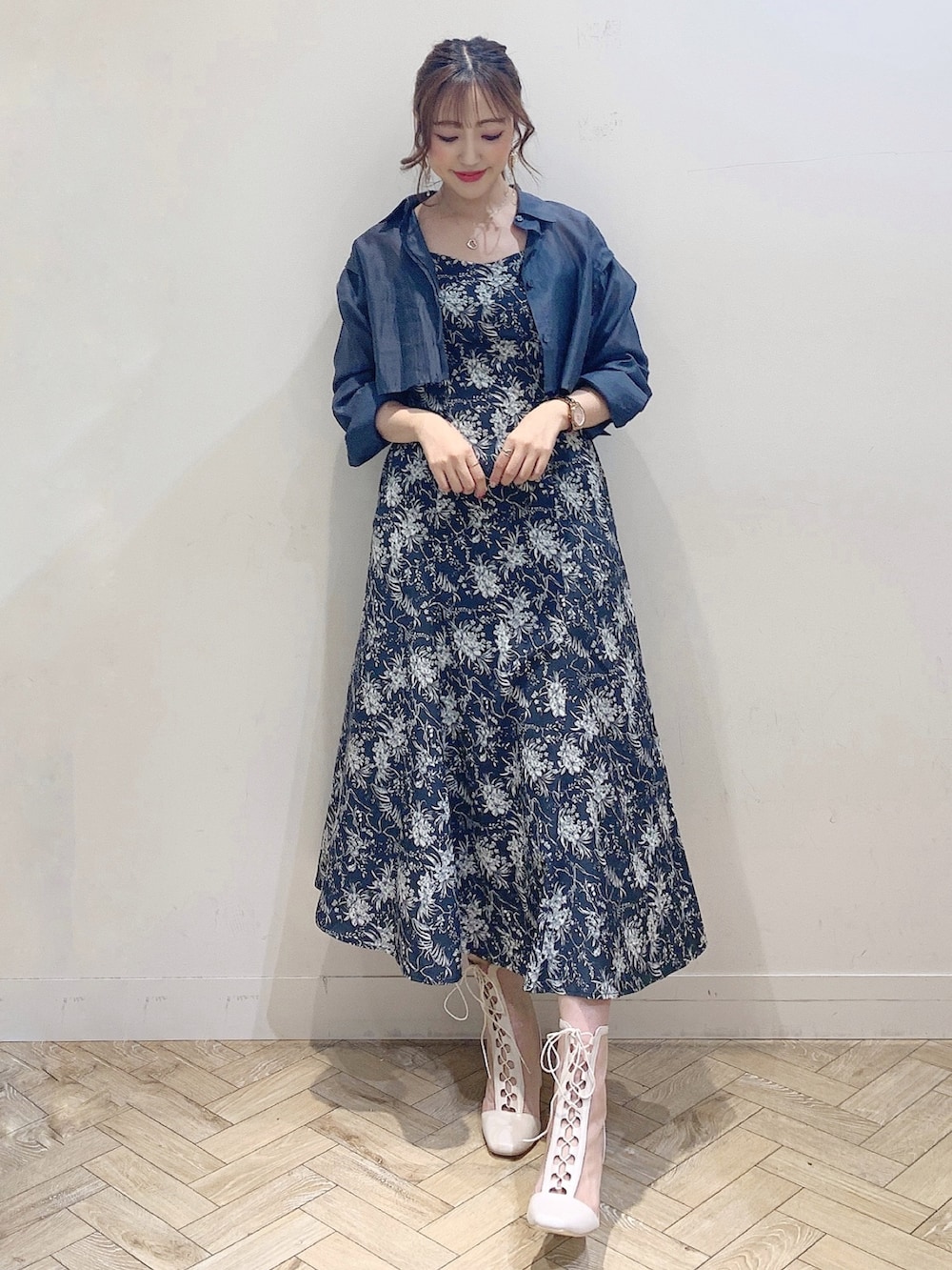 グレー系のワンピース、ホワイト系のブーツを着用したレディースの夏コーディネートの3枚目の写真