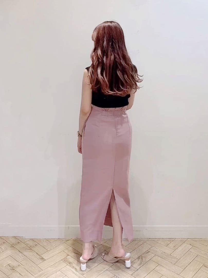 ブラック系のニット/セーター、ベージュ系のサンダル、ピンク系のスカートを着用したレディースの夏コーディネートの4枚目の写真