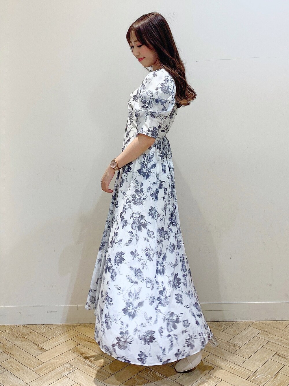 ホワイト系のワンピース、イエロー系のトレンチコートを着用したレディースの冬コーディネートの2枚目の写真