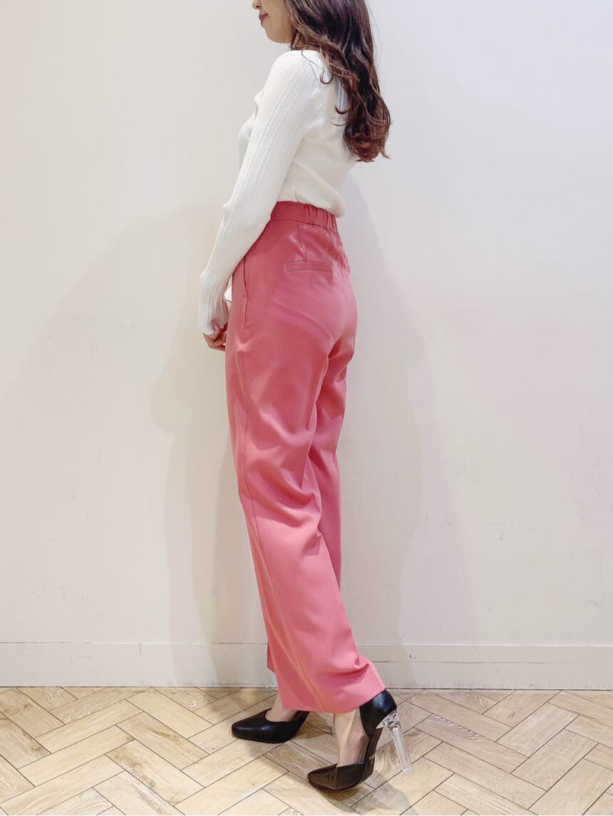 グレー系のトレンチコート、ピンク系のその他パンツ、ホワイト系のカーディガン/ボレロを着用したレディースの春コーディネートの3枚目の写真