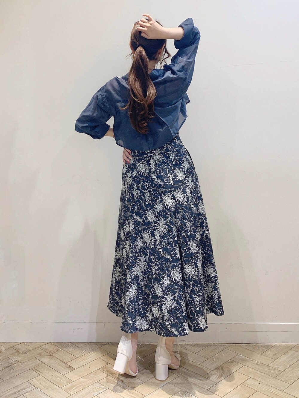 グレー系のワンピース、ホワイト系のブーツを着用したレディースの夏コーディネートの7枚目の写真