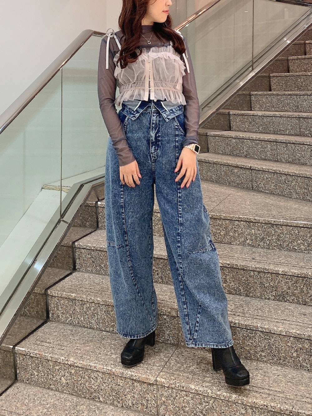 ピンク系のキャミソール、その他のデニムパンツ、ブラック系のブーツを着用したレディースの冬コーディネートの5枚目の写真