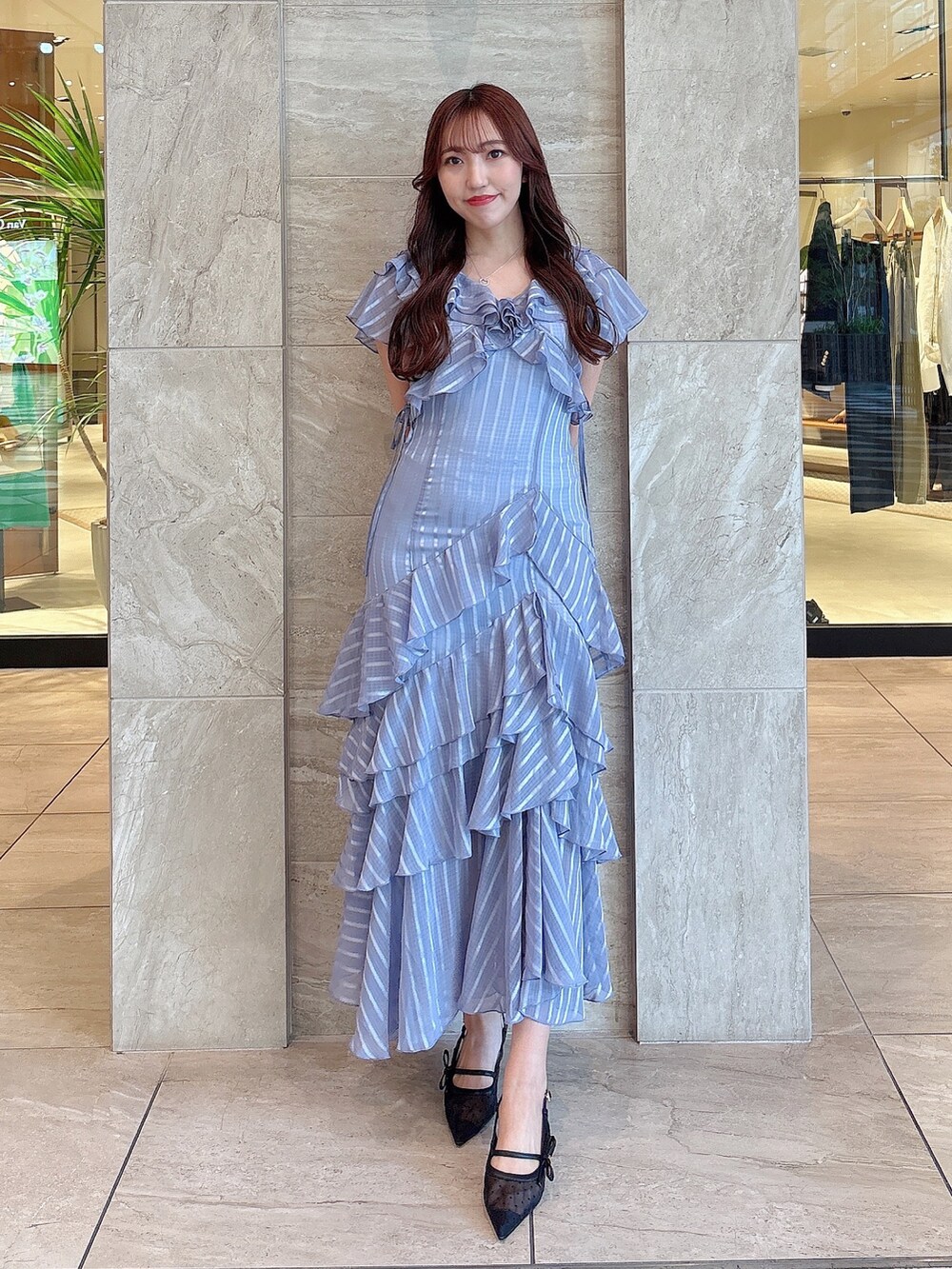 ブルー系のワンピース、ブラック系のパンプスを着用したレディースの春コーディネートの3枚目の写真