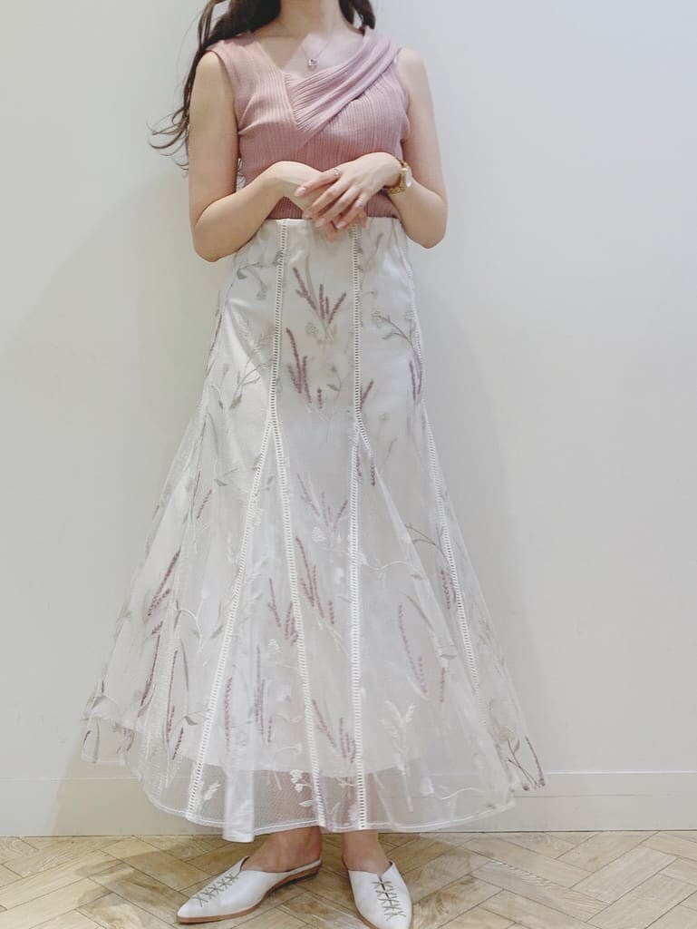 ホワイト系のスカート、ホワイト系のサンダル、ピンク系のニット/セーターを着用したレディースの夏コーディネートの2枚目の写真