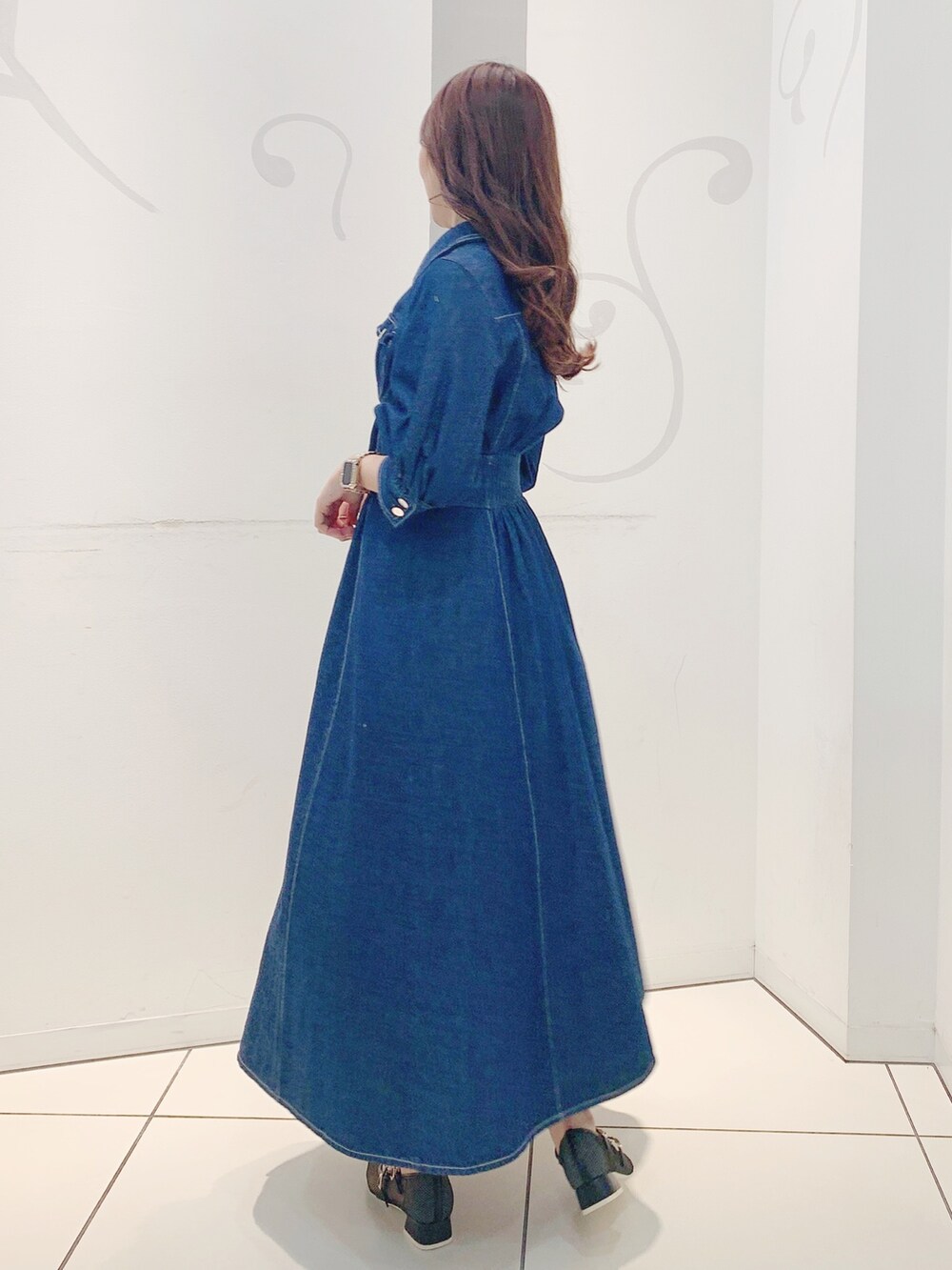 ブルー系のワンピース、ブラック系のパンプスを着用したレディースの冬コーディネートの5枚目の写真