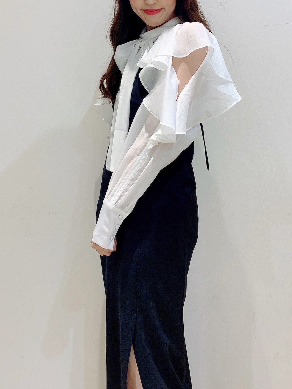 ブラック系のワンピース、ホワイト系のシャツ/ブラウス、ブラウン系のサンダルを着用したレディースの春コーディネートの8枚目の写真