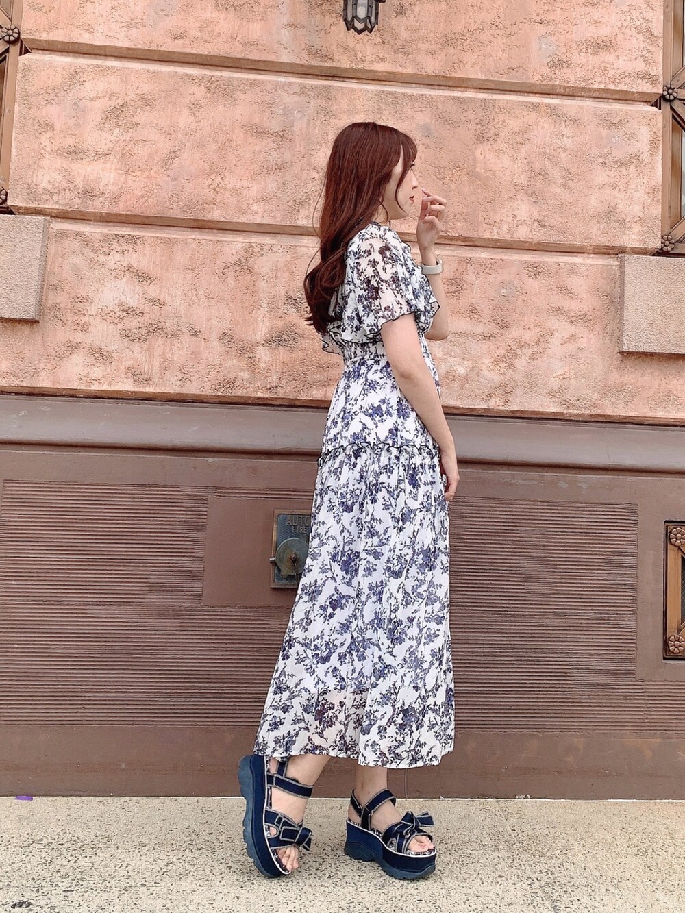 ホワイト系のワンピースを着用したレディースの夏コーディネートの3枚目の写真