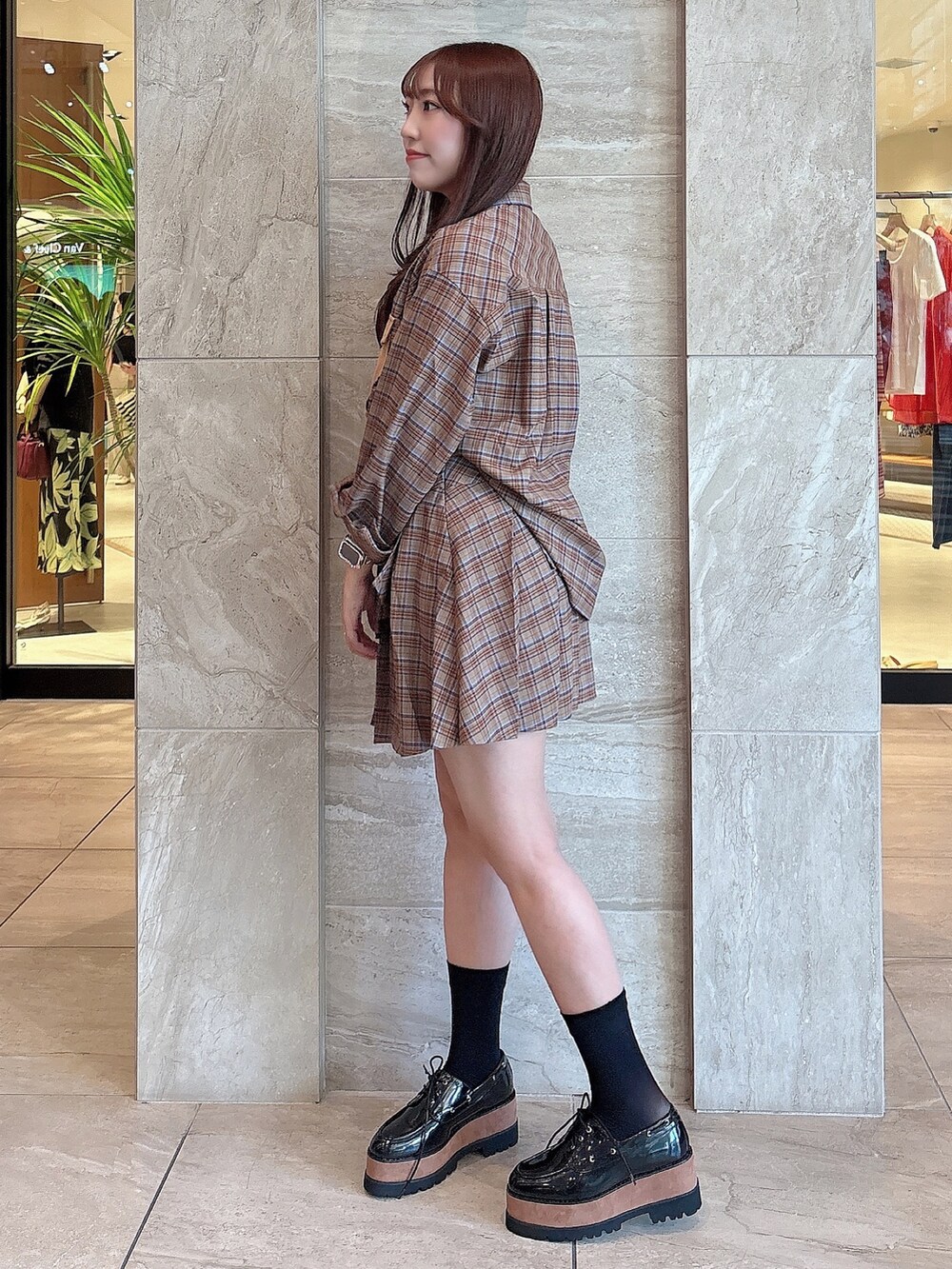 ブラウン系のシャツ/ブラウス、ブラウン系のスカート、その他のローファーを着用したレディースの秋コーディネートの5枚目の写真