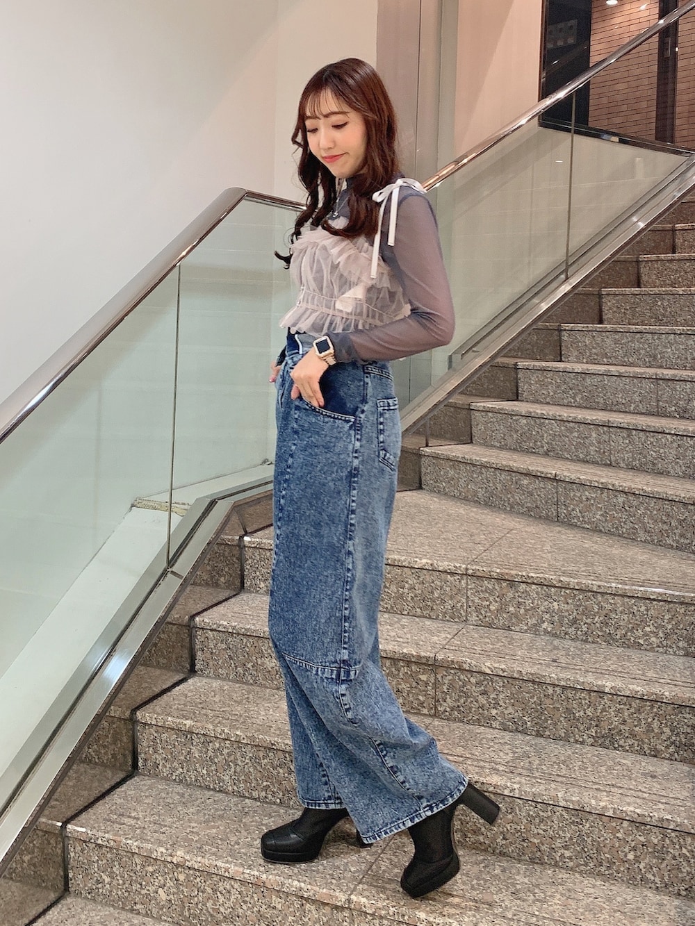 ピンク系のキャミソール、その他のデニムパンツ、ブラック系のブーツを着用したレディースの冬コーディネートの2枚目の写真