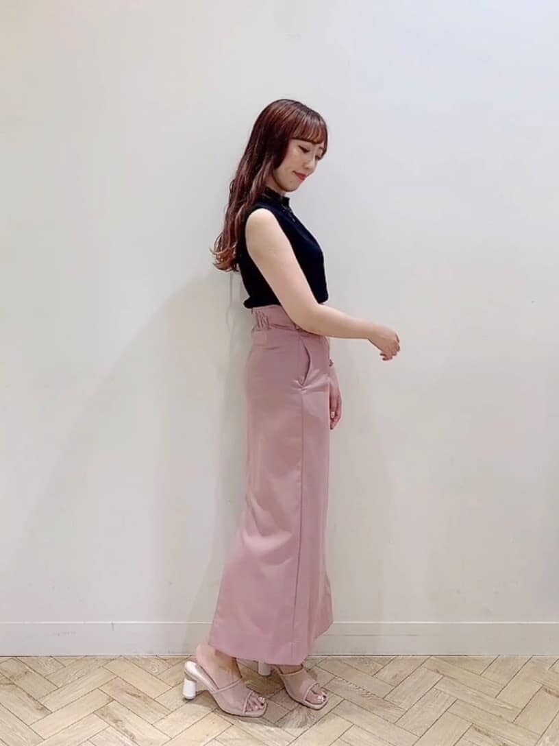 ブラック系のニット/セーター、ベージュ系のサンダル、ピンク系のスカートを着用したレディースの夏コーディネートの2枚目の写真